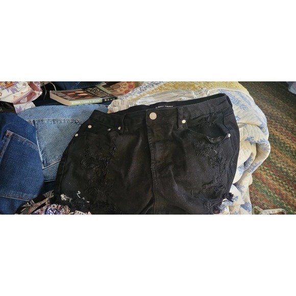 Almost Famous Size 9 Black or White Distressed Denim Shorts Euc - Picture 4 of 6